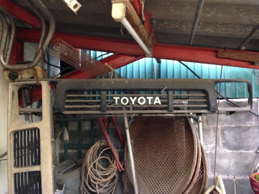 กระจังหน้า toyota ln106