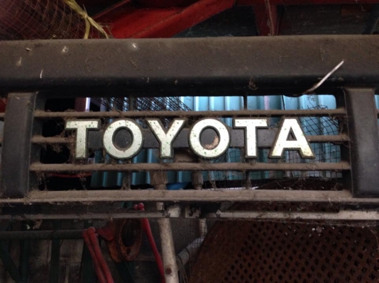 กระจังหน้า toyota ln106