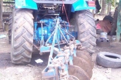 FORD 7840 - 2 เพลา เครื่องแรงดีกำลังไม่ตกเครื่องไม่มีเยิ้มครับ ระบบไฮดรอลิกส์ไม่มีแตกเยิ้ม เกียร์เดิมๆใช้งานง่ายทำงานได้เร็วคล่องตัวสุดๆครับ ภายนอกรถบอดี้เดิมๆดีไม่ช้ำเลยครับ อุปกรณ์ครบพร้อม มีใบมีดดันหน้า ผานพรวนดิน 6 สภาพดีติดตั้งพร้อมใช้งานได้เลย ช่วงล