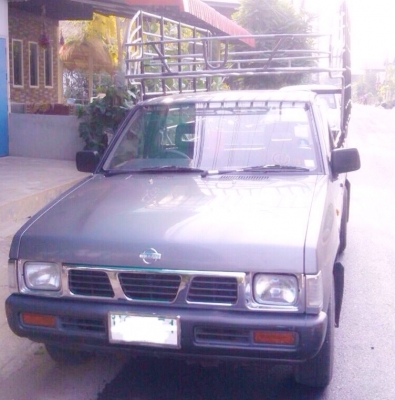 NISSAN BIG-M 2.5 SINGLE MT ปี 38 รถบ้านสวยจัดบางเดิมทั้งคันสภาพดีสุดๆพร้อมใช้งานได้เลยครับ เครื่องฝาแดงแห้งดีแรงดีไม่มีเยิ้ม ภายในเก๋งคอนโซลสวย แอร์เย็น พวงมาลัยธรรมดา ภายนอกมีโครงเหล็กบรรทุกพร้อมใช้งานได้เลย ช่วงล่างแน่นดีคัชซีสวยมาก ยางสภาพดีประมาณ 75\%