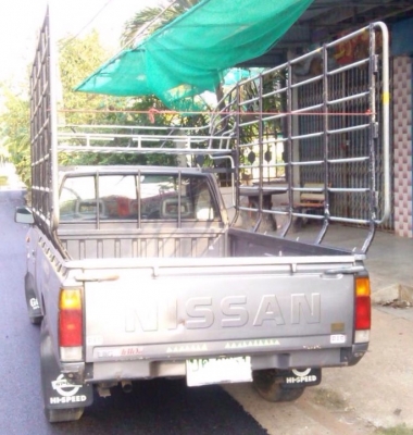 NISSAN BIG-M 2.5 SINGLE MT ปี 38 รถบ้านสวยจัดบางเดิมทั้งคันสภาพดีสุดๆพร้อมใช้งานได้เลยครับ เครื่องฝาแดงแห้งดีแรงดีไม่มีเยิ้ม ภายในเก๋งคอนโซลสวย แอร์เย็น พวงมาลัยธรรมดา ภายนอกมีโครงเหล็กบรรทุกพร้อมใช้งานได้เลย ช่วงล่างแน่นดีคัชซีสวยมาก ยางสภาพดีประมาณ 75\%