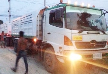 HINO MEGA FM 260 HP EURO2 ปี 49 รถพ่วง แม่+ลูก แม่กระบะดั๊มพ์เหล็ก 12 ตันของอู่สหกิจสวยสภาพดีพร้อมบรรทุกได้เลย เครื่องแน่นแรงดีสุดๆครับ ภายในเก๋งคอนโซลสวยครบ แอร์ พวงมาลัยเพาเวอร์ ระบบเบรคทริ๊ปฟี้ครบครัน ลูก 2 คานดั๊มพ์ของอู่สหกิจสวยจัดทั้งแม่ทั้ง