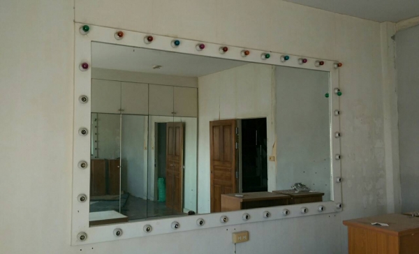 กระจกเงาบานใหญ่มาก