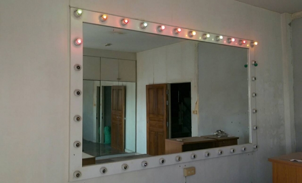 กระจกเงาบานใหญ่มาก