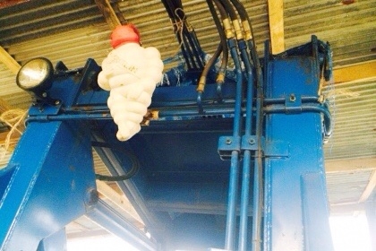 ขายด่วน เครื่องคีบอ้อย KMT รุ่น K81-370 แบบคานเดี่ยว สภาพดีมากเหมือนของใหม่ใช้งานน้อยครับ ตักได้ประมาณ 500 กก. แขนยกได้สูง 5.5 เมตรเลยครับ ราคาต่อรองได้ครับ