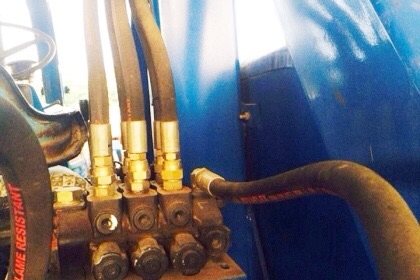 ขายด่วน เครื่องคีบอ้อย KMT รุ่น K81-370 แบบคานเดี่ยว สภาพดีมากเหมือนของใหม่ใช้งานน้อยครับ ตักได้ประมาณ 500 กก. แขนยกได้สูง 5.5 เมตรเลยครับ ราคาต่อรองได้ครับ