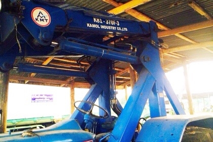 ขายด่วน เครื่องคีบอ้อย KMT รุ่น K81-370 แบบคานเดี่ยว สภาพดีมากเหมือนของใหม่ใช้งานน้อยครับ ตักได้ประมาณ 500 กก. แขนยกได้สูง 5.5 เมตรเลยครับ ราคาต่อรองได้ครับ