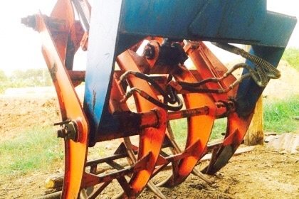 ขายด่วน เครื่องคีบอ้อย KMT รุ่น K81-370 แบบคานเดี่ยว สภาพดีมากเหมือนของใหม่ใช้งานน้อยครับ ตักได้ประมาณ 500 กก. แขนยกได้สูง 5.5 เมตรเลยครับ ราคาต่อรองได้ครับ