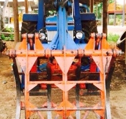 ขายด่วน เครื่องคีบอ้อย KMT รุ่น K81-370 แบบคานเดี่ยว สภาพดีมากเหมือนของใหม่ใช้งานน้อยครับ ตักได้ประมาณ 500 กก. แขนยกได้สูง 5.5 เมตรเลยครับ ราคาต่อรองได้ครับ