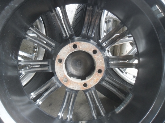 ล้อแม็ก 20นิ้ว6รู พร้อมยาง สวยๆ 4 ล้อ ราคา 9800 บาท