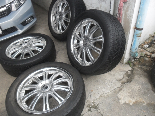 ล้อแม็ก 20นิ้ว6รู พร้อมยาง สวยๆ 4 ล้อ ราคา 9800 บาท