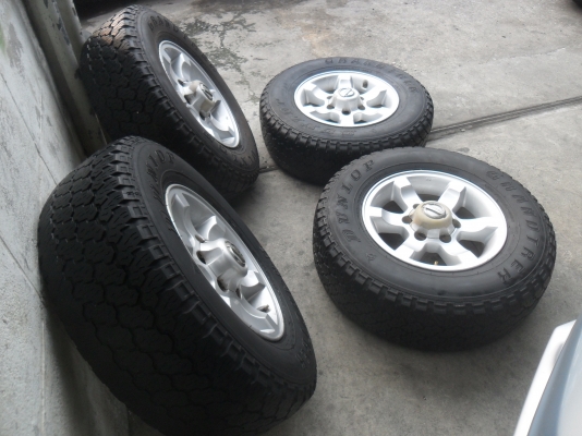 ล้อแม็ก 15นิ้ว 6รู นิสสัน พร้อมยาง สวยๆ 4 ล้อ ราคา 6900 บาท