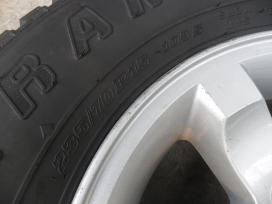 ล้อแม็ก 15นิ้ว 6รู นิสสัน พร้อมยาง สวยๆ 4 ล้อ ราคา 6900 บาท