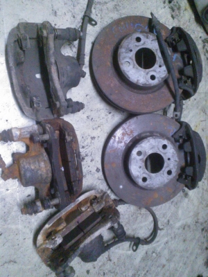 จานเบรคใหญ่คู่หน้า คาลิปเปอร์หลายอัน ใส่โตโยต้าAE92AE100AE111AE112 สภาพเชียงกง ให้ทั้งหมด1000บาทอยู่ดอนเมืองTEL0890671028 ID Line arnat1028