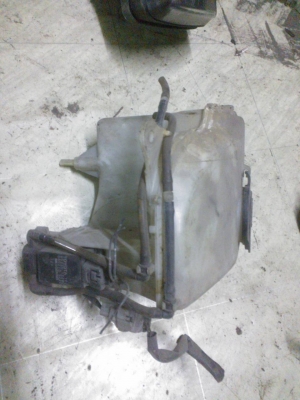 กระป๋องฉีดน้ำฝน มีปั้มด้วยใส่โตโยต้าAE92AE100AE111AE112 สภาพเชียงกง 300บาทอยู่ดอนเมืองTEL0890671028 ID Line arnat1028