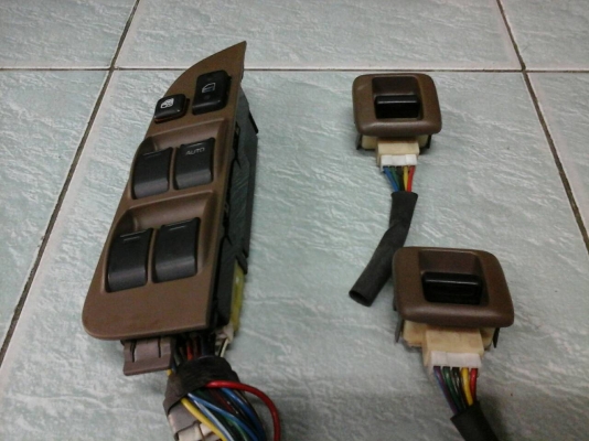 สวิทช์กระจกไฟฟ้า ทั้งชุดใส่โตโยต้าAE92AE100AE111AE112 สภาพเชียงกง 1000บาทอยู่ดอนเมืองTEL0890671028 ID Line arnat1028