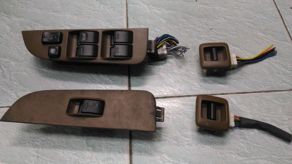 สวิทช์กระจกไฟฟ้า ทั้งชุดใส่โตโยต้าAE92AE100AE111AE112 สภาพเชียงกง 1000บาทอยู่ดอนเมืองTEL0890671028 ID Line arnat1028