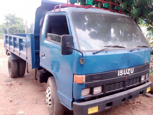 ISUZU NPR 115 HP 4BD1 หกล้อดั๊มพ์ กระบะดั๊มพ์เหล็ก 4 ตันความยาว 3.60 เมตรสภาพสวยพร้อมบรรทุกได้เลยครับ เครื่องแน่นแรงดีไม่มีเยิ้ม ภายในเก๋งคอนโซลสวยครบ พวงมาลัยธรรมดา ช่วงล่างใหญ่คานหน้า F เฟืองท้ายติด F ครบพร้อม คัชซีไม่มีแตกไม่มีบวม ยาง 8.25 ขอบ 16 สภาพด