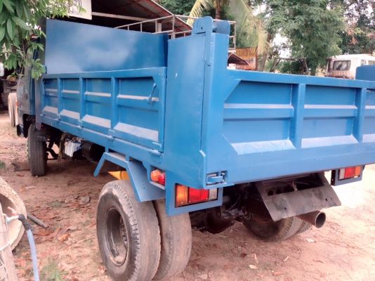 ISUZU NPR 115 HP 4BD1 หกล้อดั๊มพ์ กระบะดั๊มพ์เหล็ก 4 ตันความยาว 3.60 เมตรสภาพสวยพร้อมบรรทุกได้เลยครับ เครื่องแน่นแรงดีไม่มีเยิ้ม ภายในเก๋งคอนโซลสวยครบ พวงมาลัยธรรมดา ช่วงล่างใหญ่คานหน้า F เฟืองท้ายติด F ครบพร้อม คัชซีไม่มีแตกไม่มีบวม ยาง 8.25 ขอบ 16 สภาพด