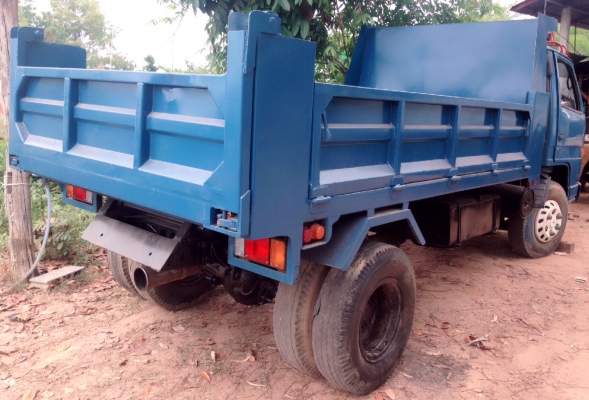 ISUZU NPR 115 HP 4BD1 หกล้อดั๊มพ์ กระบะดั๊มพ์เหล็ก 4 ตันความยาว 3.60 เมตรสภาพสวยพร้อมบรรทุกได้เลยครับ เครื่องแน่นแรงดีไม่มีเยิ้ม ภายในเก๋งคอนโซลสวยครบ พวงมาลัยธรรมดา ช่วงล่างใหญ่คานหน้า F เฟืองท้ายติด F ครบพร้อม คัชซีไม่มีแตกไม่มีบวม ยาง 8.25 ขอบ 16 สภาพด