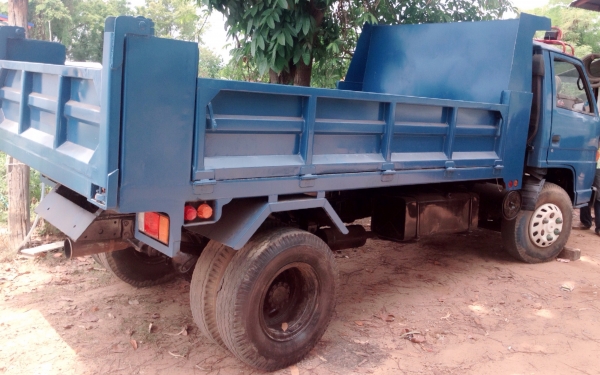 ISUZU NPR 115 HP 4BD1 หกล้อดั๊มพ์ กระบะดั๊มพ์เหล็ก 4 ตันความยาว 3.60 เมตรสภาพสวยพร้อมบรรทุกได้เลยครับ เครื่องแน่นแรงดีไม่มีเยิ้ม ภายในเก๋งคอนโซลสวยครบ พวงมาลัยธรรมดา ช่วงล่างใหญ่คานหน้า F เฟืองท้ายติด F ครบพร้อม คัชซีไม่มีแตกไม่มีบวม ยาง 8.25 ขอบ 16 สภาพด