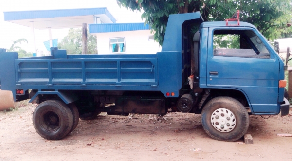 ISUZU NPR 115 HP 4BD1 หกล้อดั๊มพ์ กระบะดั๊มพ์เหล็ก 4 ตันความยาว 3.60 เมตรสภาพสวยพร้อมบรรทุกได้เลยครับ เครื่องแน่นแรงดีไม่มีเยิ้ม ภายในเก๋งคอนโซลสวยครบ พวงมาลัยธรรมดา ช่วงล่างใหญ่คานหน้า F เฟืองท้ายติด F ครบพร้อม คัชซีไม่มีแตกไม่มีบวม ยาง 8.25 ขอบ 16 สภาพด