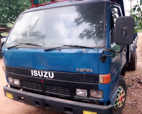 ISUZU NPR 115 HP 4BD1 หกล้อดั๊มพ์ กระบะดั๊มพ์เหล็ก 4 ตันความยาว 3.60 เมตรสภาพสวยพร้อมบรรทุกได้เลยครับ เครื่องแน่นแรงดีไม่มีเยิ้ม ภายในเก๋งคอนโซลสวยครบ พวงมาลัยธรรมดา ช่วงล่างใหญ่คานหน้า F เฟืองท้ายติด F ครบพร้อม คัชซีไม่มีแตกไม่มีบวม ยาง 8.25 ขอบ 16 สภาพด