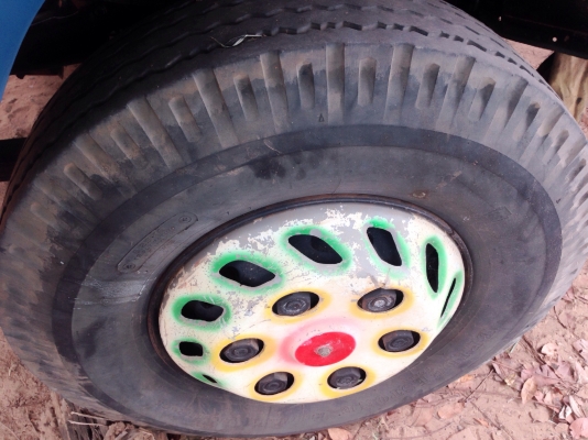 ISUZU NPR 115 HP 4BD1 หกล้อดั๊มพ์ กระบะดั๊มพ์เหล็ก 4 ตันความยาว 3.60 เมตรสภาพสวยพร้อมบรรทุกได้เลยครับ เครื่องแน่นแรงดีไม่มีเยิ้ม ภายในเก๋งคอนโซลสวยครบ พวงมาลัยธรรมดา ช่วงล่างใหญ่คานหน้า F เฟืองท้ายติด F ครบพร้อม คัชซีไม่มีแตกไม่มีบวม ยาง 8.25 ขอบ 16 สภาพด