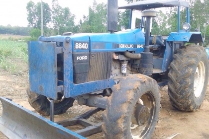 FORD 6640 - 2 เพลา คานหน้าคาราโร่ รถไถสภาพดีสวยพร้อมใช้งานได้เลยครับ เครื่องยนต์แรงดีแห้งดีไม่มีเยิ้ม ระบบเกียร์ธรรมดา 12x12 เดินหน้าถอยหลังใช้งานได้ปกติดี หางทำงานปกติไม่มีปัญหาครับ ระบบไฮดรอลิกส์ไม่แตกเยิ้ม อุปกรณ์พร้อม มีใบมีดดันหน้า ผานยกร่อง 3 สภาพดี