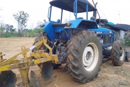 FORD 6640 - 2 เพลา คานหน้าคาราโร่ รถไถสภาพดีสวยพร้อมใช้งานได้เลยครับ เครื่องยนต์แรงดีแห้งดีไม่มีเยิ้ม ระบบเกียร์ธรรมดา 12x12 เดินหน้าถอยหลังใช้งานได้ปกติดี หางทำงานปกติไม่มีปัญหาครับ ระบบไฮดรอลิกส์ไม่แตกเยิ้ม อุปกรณ์พร้อม มีใบมีดดันหน้า ผานยกร่อง 3 สภาพดี