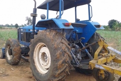 FORD 6640 - 2 เพลา คานหน้าคาราโร่ รถไถสภาพดีสวยพร้อมใช้งานได้เลยครับ เครื่องยนต์แรงดีแห้งดีไม่มีเยิ้ม ระบบเกียร์ธรรมดา 12x12 เดินหน้าถอยหลังใช้งานได้ปกติดี หางทำงานปกติไม่มีปัญหาครับ ระบบไฮดรอลิกส์ไม่แตกเยิ้ม อุปกรณ์พร้อม มีใบมีดดันหน้า ผานยกร่อง 3 สภาพดี