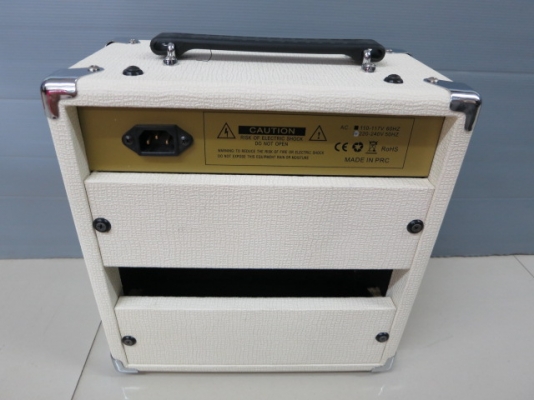 ตู้แอมป์กีต้า Overdrive รุ่น MG-15 สีขาว ของใหม่ เสียงดี ขายถูก