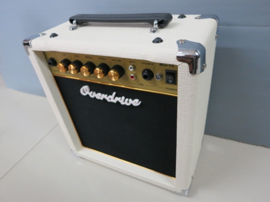 ตู้แอมป์กีต้า Overdrive รุ่น MG-15 สีขาว ของใหม่ เสียงดี ขายถูก