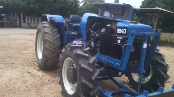 ขายรถไถFORD รุ่น6640  4x4คานหน้าคาลาโล่สวยมีทะเบียนพร้อมใช้งาน0810076640