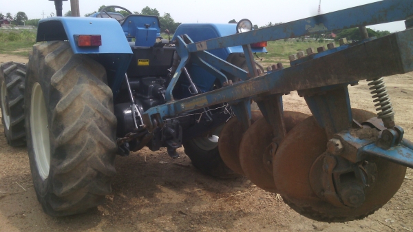 ขายรถไถFORD รุ่น6640  4x4คานหน้าคาลาโล่สวยมีทะเบียนพร้อมใช้งาน0810076640