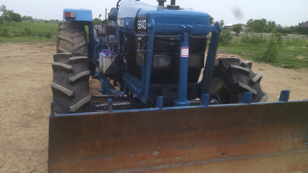 ขายรถไถFORD รุ่น6640  4x4คานหน้าคาลาโล่สวยมีทะเบียนพร้อมใช้งาน0810076640