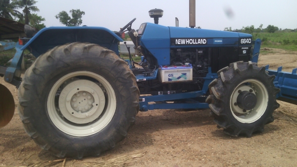 ขายรถไถFORD รุ่น6640  4x4คานหน้าคาลาโล่สวยมีทะเบียนพร้อมใช้งาน0810076640