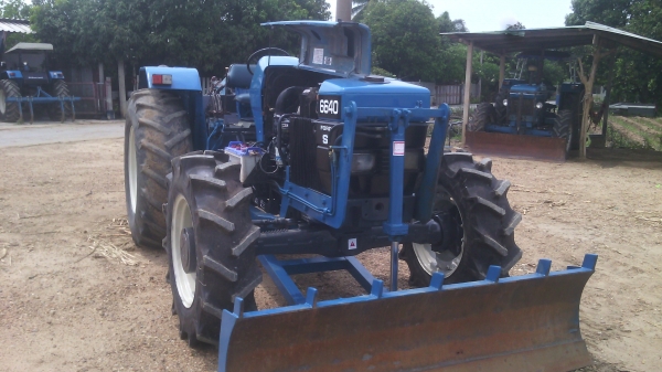 ขายรถไถFORD รุ่น6640  4x4คานหน้าคาลาโล่สวยมีทะเบียนพร้อมใช้งาน0810076640