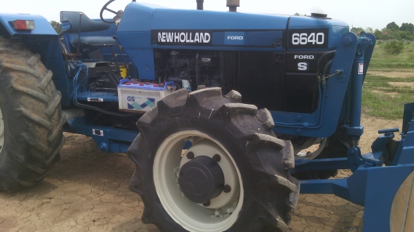 ขายรถไถFORD รุ่น6640  4x4คานหน้าคาลาโล่สวยมีทะเบียนพร้อมใช้งาน0810076640