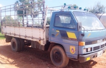 ISUZU NPR 100 HP 4BC2 รถบรรทุกหกล้อ กระบะคอกเหล็กความยาว 4.30 เมตรสภาพดีพร้อมบรรทุกหนักได้เลยครับ เครื่องยนต์แรงดีไม่มีเยิ้มครับ หัวเก๋งสวยไม่มีผุภายในเก๋งคอนโซลสวยครบ พวงมาลัยเพาเวอร์ ช่วงล่างแน่นดีคัชซีสวยไม่แตกไม่บวมเลยครับ ยาง 7.50 ขอบ 16 สภาพดีประมาณ