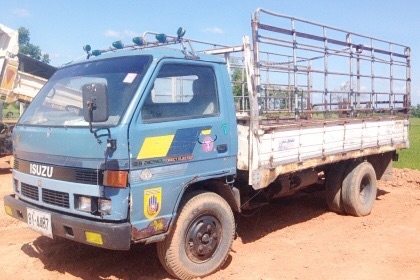 ISUZU NPR 100 HP 4BC2 รถบรรทุกหกล้อ กระบะคอกเหล็กความยาว 4.30 เมตรสภาพดีพร้อมบรรทุกหนักได้เลยครับ เครื่องยนต์แรงดีไม่มีเยิ้มครับ หัวเก๋งสวยไม่มีผุภายในเก๋งคอนโซลสวยครบ พวงมาลัยเพาเวอร์ ช่วงล่างแน่นดีคัชซีสวยไม่แตกไม่บวมเลยครับ ยาง 7.50 ขอบ 16 สภาพดีประมาณ