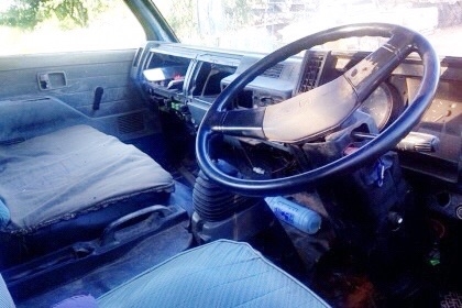 ISUZU NPR 100 HP 4BC2 รถบรรทุกหกล้อ กระบะคอกเหล็กความยาว 4.30 เมตรสภาพดีพร้อมบรรทุกหนักได้เลยครับ เครื่องยนต์แรงดีไม่มีเยิ้มครับ หัวเก๋งสวยไม่มีผุภายในเก๋งคอนโซลสวยครบ พวงมาลัยเพาเวอร์ ช่วงล่างแน่นดีคัชซีสวยไม่แตกไม่บวมเลยครับ ยาง 7.50 ขอบ 16 สภาพดีประมาณ