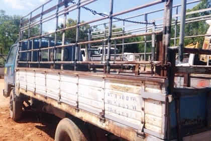 ISUZU NPR 100 HP 4BC2 รถบรรทุกหกล้อ กระบะคอกเหล็กความยาว 4.30 เมตรสภาพดีพร้อมบรรทุกหนักได้เลยครับ เครื่องยนต์แรงดีไม่มีเยิ้มครับ หัวเก๋งสวยไม่มีผุภายในเก๋งคอนโซลสวยครบ พวงมาลัยเพาเวอร์ ช่วงล่างแน่นดีคัชซีสวยไม่แตกไม่บวมเลยครับ ยาง 7.50 ขอบ 16 สภาพดีประมาณ