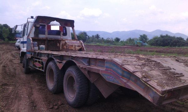 ืNISSAN 10 ล้อ 2 เพลา เทนเลอร์ บรรทุกแบคโฮ