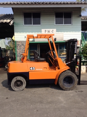 +++ ขายโฟล์คลิฟท์  TOYOTA  FD40  ขนาด 4  ตัน  (รถนอก   สภาพดีครับ)   เครื่องยนต์ดีเซล  เสา 3 เมตร    เกียร์ธรรมดา  งา 1,300 มม. ล้อหน้าคู่ครับ