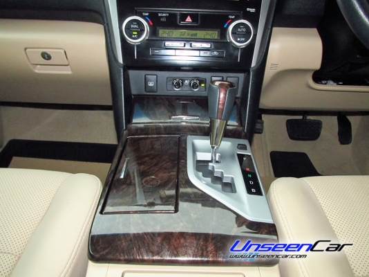 เข้ามาใหม่ๆกับ TOYOTA ปี 2013 รุ่น CAMRY สี ขาว เกียร์ AT รุ่นย่อย HYBRID 2500cc Navigator เครื่องยนต์ เบนซิน ราคา 1099000 บาท โทรสอบถามเพิ่มเติม 092-272-6669 คุณตันหยงค่ะ