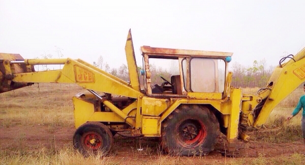 JCB 3C-2 รถตักหน้าขุดหลัง รถสภาพดีเดิมๆพร้อมทำงานได้เลยครับ เครื่องยนต์แรงดีปั๊มเดิมๆทำงานได้เร็วคล่องตัวสุดๆครับ ขับง่ายควบคุมง่าย ตักได้ 1 คิวเต็ม บูมไม่มีปะมีดาม ระบบไฮดรอลิกส์แห้งดีไม่แตกเยิ้ม ช่วงล่างแน่นยางสภาพดีประมาณ 60\% เอกสารสัญญาซื้อขาย ราคาต่อ