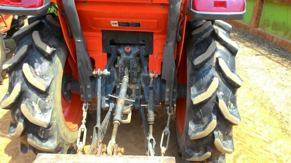 ขายรถไถ KUBOTA  L3008  พร้อมชุดตักบูมยาวยกได้สูง รถใช้งาน383ชม.  ราคา 295,000 อ.แกลง จ.ระยอง สอบถาม 0818618678