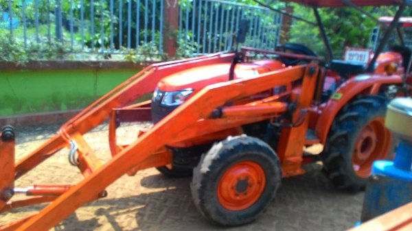 ขายรถไถ KUBOTA  L3008  พร้อมชุดตักบูมยาวยกได้สูง รถใช้งาน383ชม.  ราคา 295,000 อ.แกลง จ.ระยอง สอบถาม 0818618678