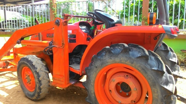 ขายรถไถ KUBOTA  L3008  พร้อมชุดตักบูมยาวยกได้สูง รถใช้งาน383ชม.  ราคา 295,000 อ.แกลง จ.ระยอง สอบถาม 0818618678